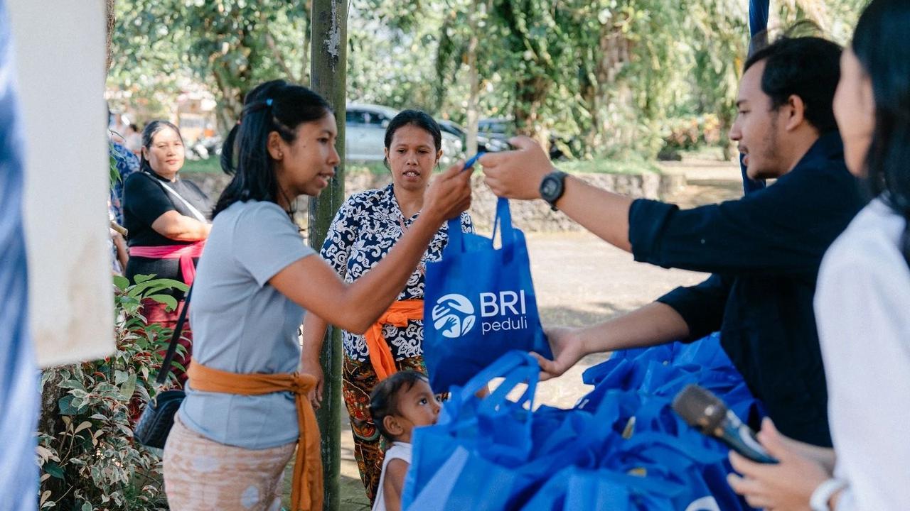 Peringati Hari Raya Nyepi 2026, BRI Peduli Salurkan CSR 2.000 Paket Sembako bagi Warga Desa Angseri dan Desa Sarimekar