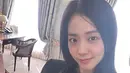 <p>Jisoo tetap memesona meski hanya mengenakan makeup tipis. Setuju, kan? (Foto: Instagram/ sooyaaa__)</p>