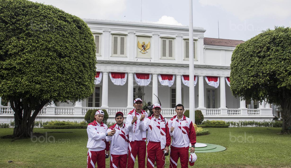 Para atlet dan official timnas voli Indonesia foto bersama usai menghadiri pelepasan kontingen di Istana Negara, Jakarta, Senin (7/8/2017). Para atlet Indonesia akan mengikuti SEA Games 2017 Malaysia pada 19-30 Agustus. (Bola.com/Vitalis Yogi Trisna)