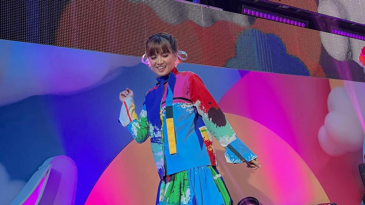 Potret Terbaru Chika Jessica dengan Outfit Warna-Warni, Netizen Salfok Sama Sepatunya