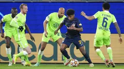 Pemain Salzburg Karim Adeyemi (kedua kanan) berebut bola dengan pemain Wolfsburg Paulo Otavio (kanan), John Brooks (tengah), Maximilian Arnold (kedua kiri) pada pertandingan Grup G Liga Champions di Stadion Volkswagen Arena, Wolfsburg, Jerman, 2 November 2021. (AP Photo/Michael Sohn)