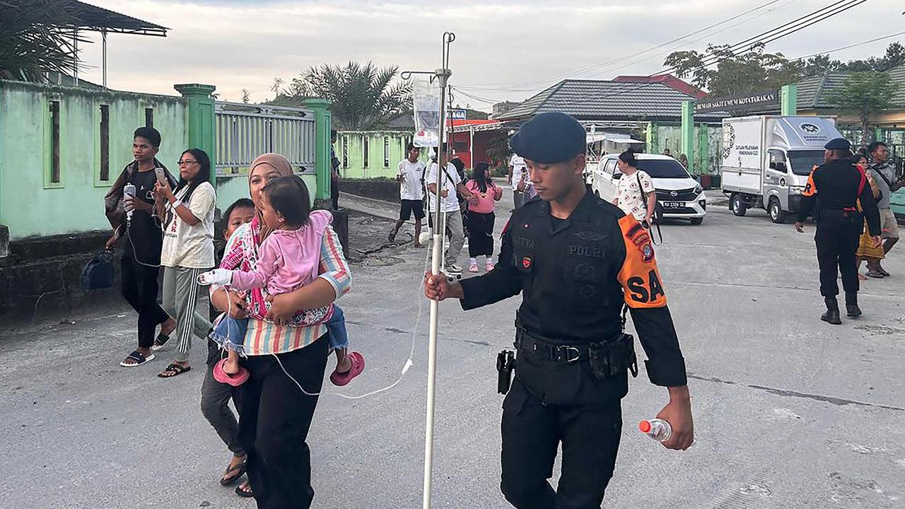 FOTO: Evakuasi Pasien Rumah Sakit Saat Gempa Mengguncang Kota Tarakan