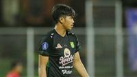Andhika Ramadhani berhasil menorehkan enam clean sheets untuk Persebaya Surabaya. Catatan tersebut membuat mantan penjaga warkop ini akhirnya merasakan dipanggil Timnas untuk pertama kali. (Bola.com/M Iqbal Ichsan)