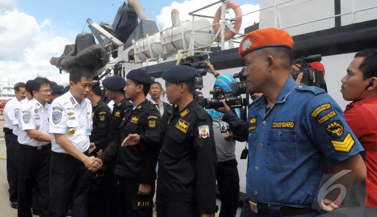 Kedatangan Menhub Ignasius Jonan di Lanud Iskandar untuk meninjau lebih dekat bangkai ekor dari Pesawat AirAsia QZ8501, Pangkalan Bun, Kalteng, Selasa (13/01/2015). (Liputan6.com/Andrian M Tunay)