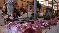 Seorang pedagang mencincang daging sapi di los daging sapi pasar Kliwon Temanggung, Jateng. Menurut pedagang harga daging sapi tidak terpengaruh larangan impor sapi oleh pemerintah.(Antara)