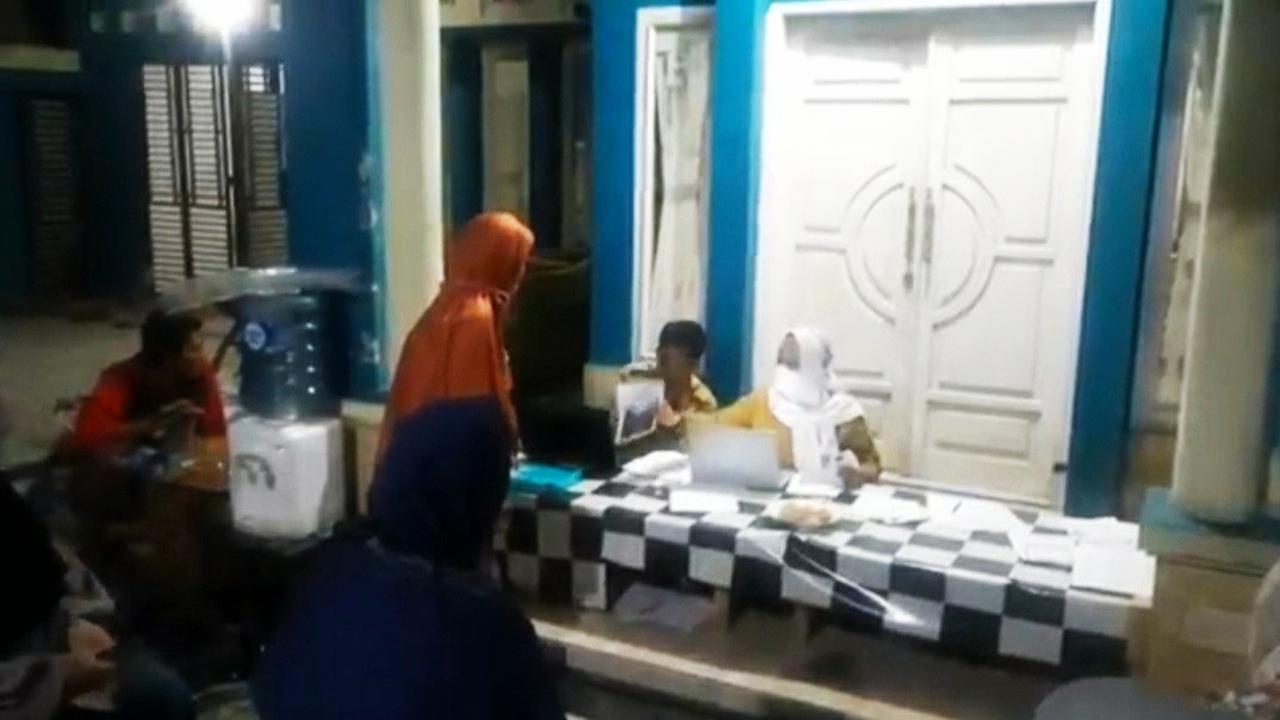 Ratusan warga Desa Mediasari, Kecamatan Cineam, Kabupaten Tasikmalaya, Jawa Barat yang berprofesi petani, terpaksa melaksanakan vaksinasi malam hari.
