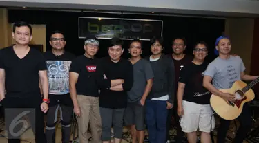 Personel Kahitna berpose seusai melakukan latihan untuk persiapan konser di studio kawasan Tebet, Jakarta, Rabu (3/2). Menginjak usia ke-30 tahun, Kahitna akan menggelar konser pada 13 Februari 2016 di JCC. (Liputan6.com/Herman Zakharia)