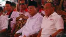 Prabowo dan Abu Rizal Bakrie saat menghadiri deklarasi dukungan dari Aliansi Rakyat Bersatu (ARB) dan Merah Putih Sejati (MPS) di Tugu Proklamasi Jakarta, Selasa (10/6/2014) (Liputan6.com/Miftahul Hayat)