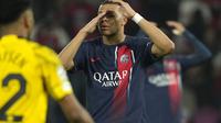 Striker Paris Saint-Germain (PSG), Kylian Mbappe, mengekspresikan kekecewaannya setelah gagal memanfaatkan peluang mencetak gol saat menghadapi Borussia Dortmund pada leg 2 semifinal Liga Champions 2023/2024, Rabu (8/5/2024) dini hari WIB.&nbsp;(AP Photo/Lewis Joly)