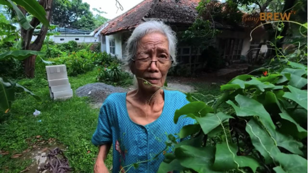 Jebolan UI, Sosok Wanita Paruh Baya Tinggal Sebatang Kara di Rumah Terbengkalai Tak Layak Huni