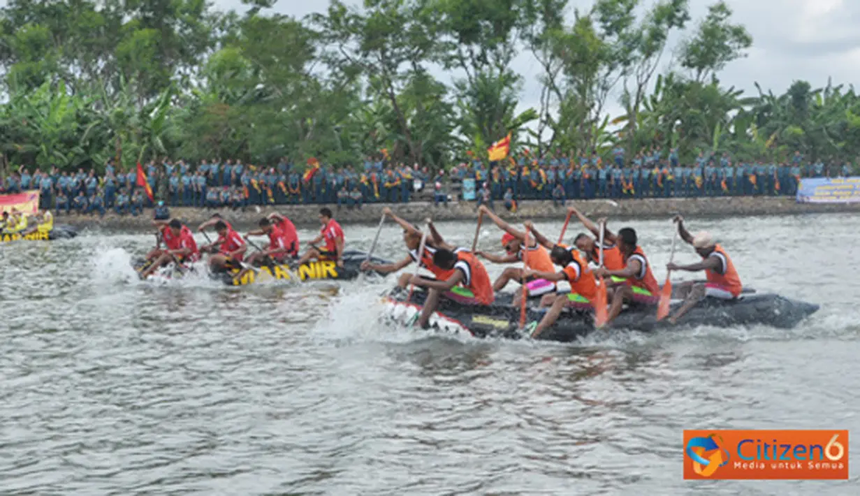 Citizen6, Surabaya: Tim Marinir Wilayah Timur (Marwiltim) begitu digjaya di cabang olahraga perahu naga dalam Pekan Olahraga Wilayah Timur (Porwiltim) TNI AL 2012 di Waduk Kedurus, Wiyung, Surabaya, Jumat (8/6). (Pengirim: Penkobangdikal)