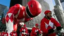 Peserta  membawa balon Power Rangers Mighty Morphin Red Ranger untuk memeriahkan parade perayaan Hari Thanksgiving di kawasan Sixth Avenue, New York, Kamis (28/11/2019). Parade yang membelah jalanan kota New York ini selalu ditunggu setiap tahunnya. (AP Photo/Jeenah Moon)