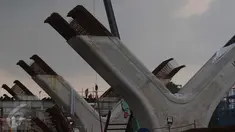 Pekerja tengah menyelesaikan proyek jalan tol Tanjung Priok, Jakarta, Selasa (8/12). Kebutuhan baja pada tahun depan akan meningkat dua kali lipat menjadi 28 juta ton menyusul masifnya pembangunan infrastruktur. (Liputan6.com/Angga Yuniar)