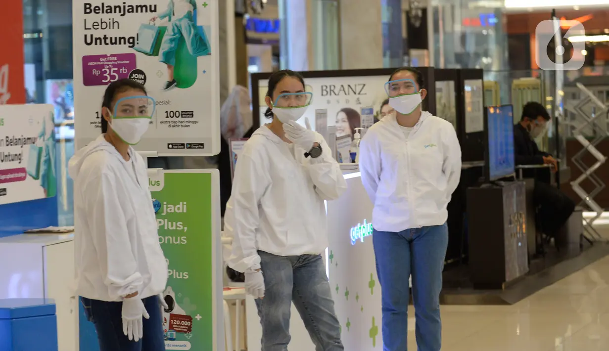 Karyawan tenant Mal AEON menunggu pembeli di BSD City, Kabupaten Tangerang, Banten, Kamis (13/8/2020). Pemerintah Kabupaten Tangerang kembali membuka AEON Mall BSD setelah lebih sepekan ditutup karena dua karyawan pusat perbelanjaan ala Jepang itu positif Covid-19. (merdeka.com/Dwi Narwoko)