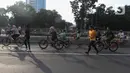 Warga bersepeda di kawasan bundaran HI, Jakarta, Minggu (12/6/2022). Car Free Day di kawasan Sudirman-Thamrin dimanfaatkan warga untuk berolah raga dan ber foto-foto. (Liputan6.com/Herman Zakharia)