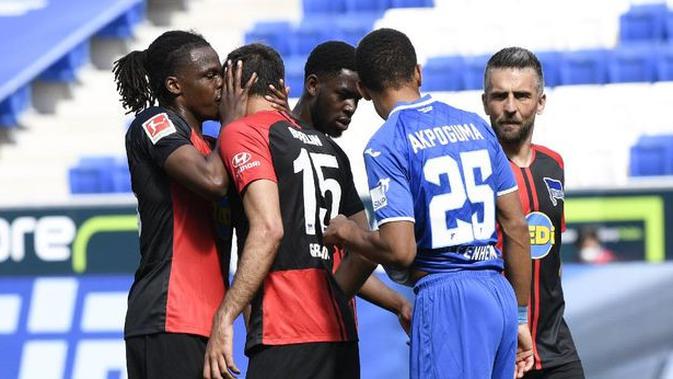 Bundesliga Kembali Pemain Hertha Berlin Malah Cium Rekan Setim Bola Liputan6 Com