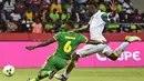 Bek Zimbabwe, Onismor Bhasera (kiri) berebut bola dengan Bek Senegal, Cheikhou kouyaté saat laga Grup B Piala Afrika 2017 di Franceville, Gabon pada 19 Januari 2017. (AFP PHOTO / KHALED DESOUKI)