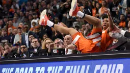 Guard Syracuse Orange, Malachi Richardson (23), terjatuh ke arah meja skor saat melawan Virginia Cavaliers dalam laga basket NCAA di United Center, Chicago, AS, (27/3/2016). (Reuters/David Banks-USA Today Sports)