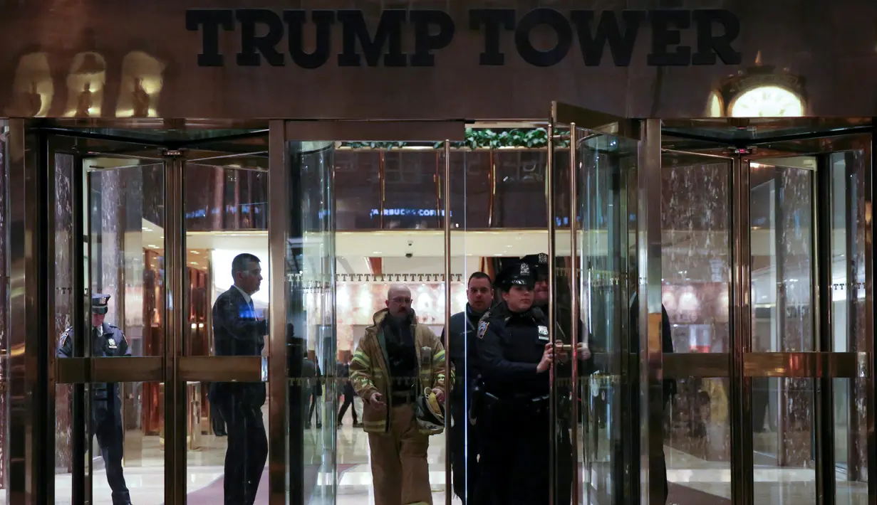 Polisi dan petugas pemadam berjalan keluar usai melakukan penyelidikan di Trump Tower, Manhattan, New York, Kamis (28/4). Sebuah surat yang mengandung serbuk putih mencurigakan dikirimkan untuk bakal calon presiden AS, Donald Trump (REUTERS/Carlo Allegri)