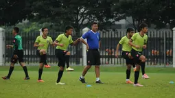 Pelatih Brunei Darussalam U-23, Steven Eng (kostum biru) mengawasi langsung sesi latihan di Lapangan C Senayan, Jakarta, Selasa (24/3/2015). Tampak sejumlah peman timnas Brunei U-23 melakukan pemanasan jelang berlatih. (Liputan6.com/Helmi Fithriansyah)
