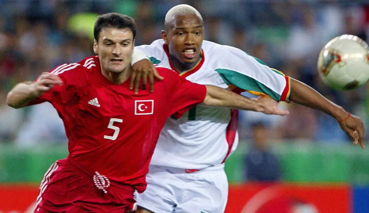 Alpay Ozalan melakukan hat-trick ketika membela negaranya, Turki kala hadapi Makedonia pada kualifikasi Piala Dunia 2002. Dirinya bukanlah bek yang sering mencetak gol baik di level klub maupun internasionalnya. Alpay tercatat mencetak empat gol dari 90 caps penampilannya. (Foto: AFP/Pedro Ugarte)