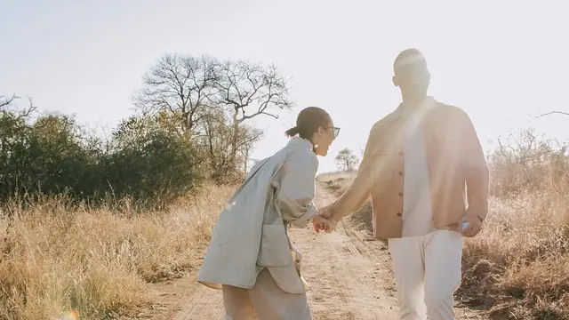 Darma Mangkuluhur Melamar Kekasihnya Patricia Schuldtz di Savana Afrika Selatan. [@darmamh]