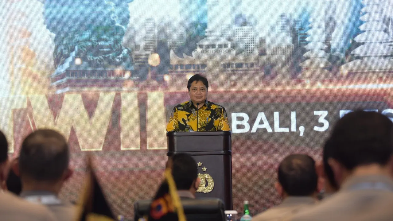 Menteri Koordinator Bidang Perekonomian Airlangga Hartarto  memberikan pembekalan dalam Apel Kasatwil Polri Tahun 2021 di Bali, Jumat (3/12/2021).