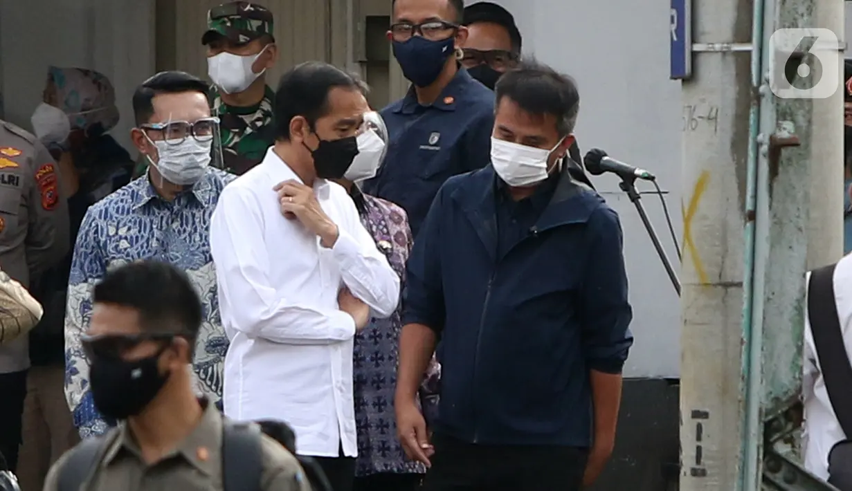 Presiden Joko Widodo (tengah) saat meninjau vaksinasi COVID-19 di Stasiun Bogor, Jawa Barat, Kamis (17/6/2021). Vaksinasi di Stasiun Bogor menyasar petugas dan pekerja stasiun serta penumpang kereta. (Liputan6.com/Herman Zakharia)