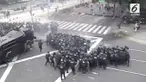 Pendemo terpaksa dihalau polisi dengan menggunakan peluru karet, gas air mata dan meriam air.