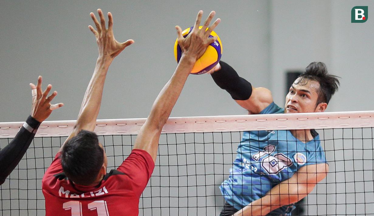 BNI 46 tak menyerah dengan terus menyerang. Namun, pil pahit harus ditelan BNI 46 setelah dua serangan terakhir mereka diadang blok apik dari pemain Bogor LavAni, Muhammad Malizi yang merupakan best blocker pada Proliga musim 2018. (Bola.com/Bagaskara Lazuardi)