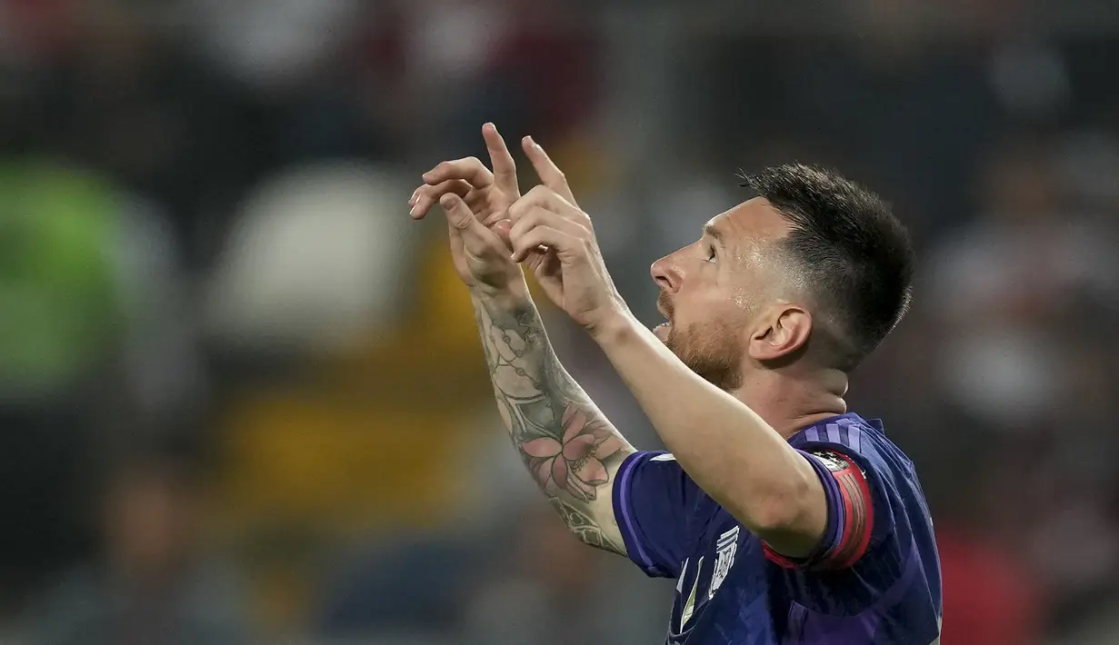 Selebrasi striker Timnas Argentina, Lionel Messi setelah mencetak gol kedua ke gawang Peru pada laga Kualifikasi Piala Dunia 2026 Zona Conmebol di National Stadium, Lima, Peru, Rabu (18/10/2023) pagi WIB. (AFP/Ernesto Benavides)