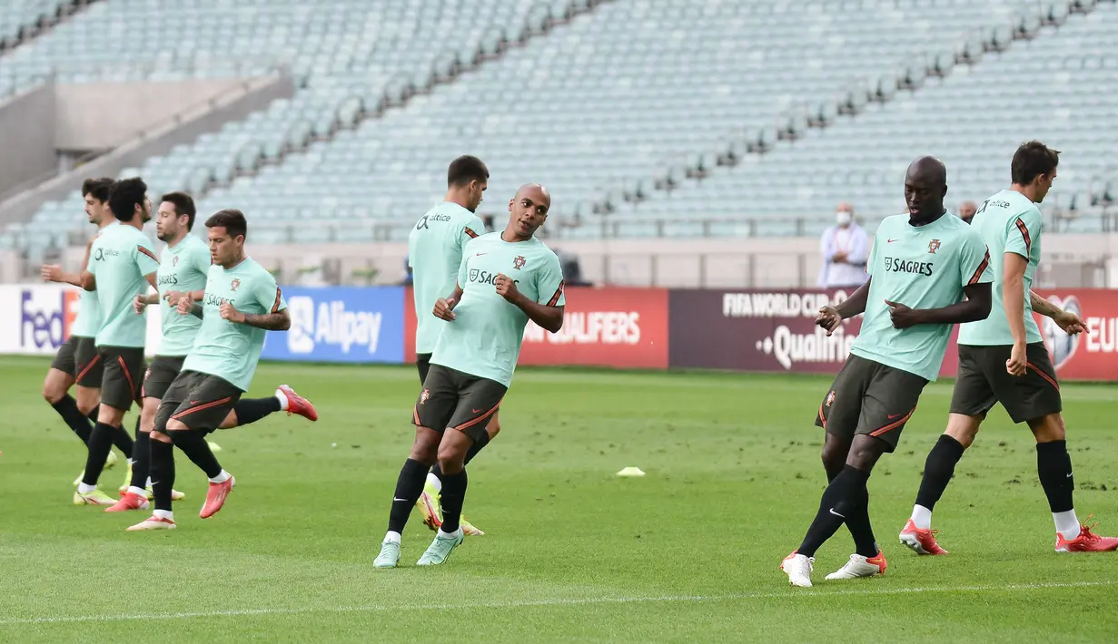 Para pemain Portugal melakukan pemanasan dalam sesi latihan di Baku (6/9/2021). Portugal akan menghadapi Azerbaijan dalam lanjutan Kualifikasi Piala Dunia 2022 zona Eropa Grup A  di Baku Olimpiya Stadionu, Baku, Azerbaijan. (AFP/Toflik Babayev)