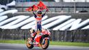 Pembalap Repsol Honda, Marc Marquez, melakukan selebrasi usai menjuarai MotoGP Thailand di Sirkuit Buriram, Minggu (6/10/2019). Pembalap asal Spanyol itu menyudahi balapan 26 lap dengan catatan waktu 39 menit 36,223 detik. (AFP/Lillian Suwanrumpha)