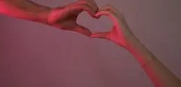 Venus sign berkaitan dengan cinta, hubungan romantis, dan cara seseorang menunjukkan afeksi (Sumber: Pexels.com)