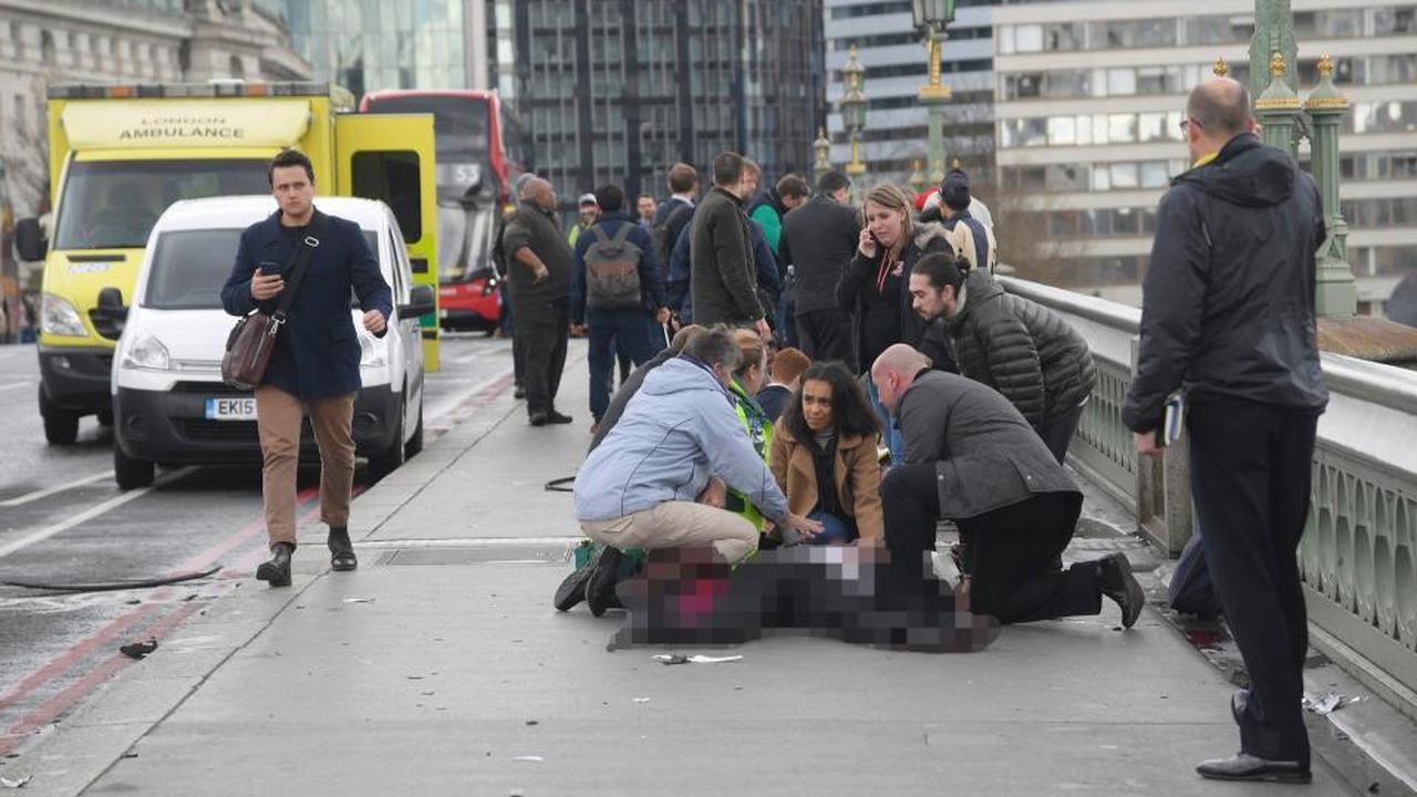 Korban akibat ditabrak mobil dalam teror Inggris di Jembatan Westminster, London. (The Sun)