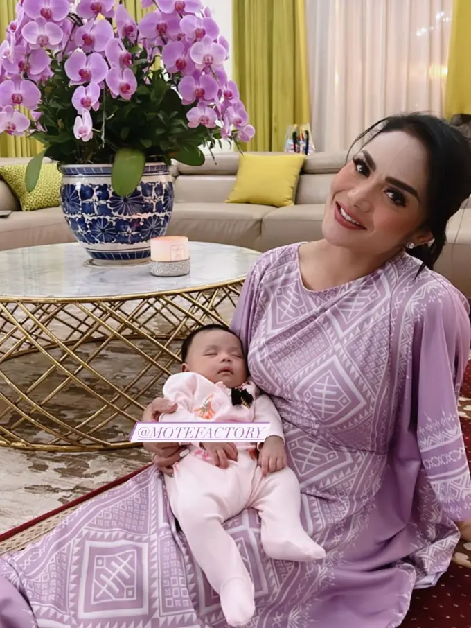 7 Potret Krisdayanti Bersama Cucu, Perdana Menginap di Rumah Nenek