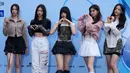 Para anggota grup K-Pop Korea Selatan NewJeans berpose selama Seoul Fashion Week di Dongdaemun Design Plaza di Seoul, Korea Selatan, Selasa, 5 September 2023. (AP Photo/Ahn Young-joon)