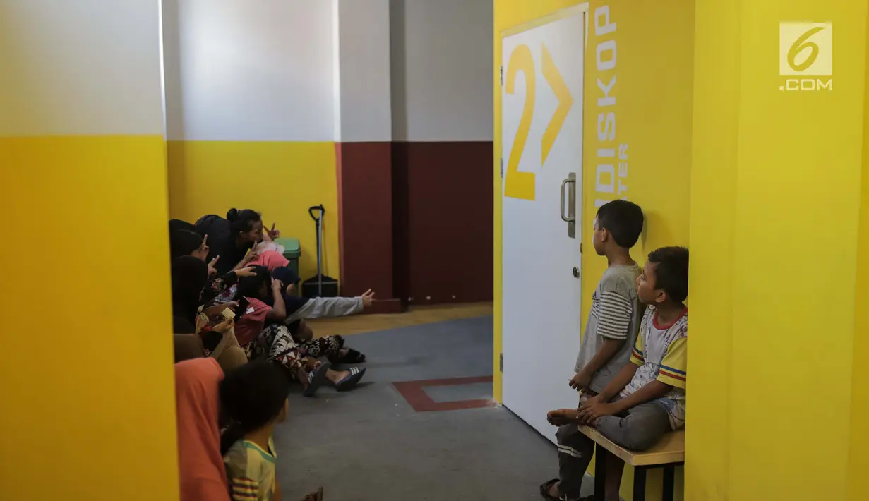 Anak-anak menunggu masuk kedalam Indiskop atau Bioskop Rakyat di dalam Pasar Jaya Teluk Gong, Jakarta Utara, Rabu (3/6/2019). Teater satu untuk menampung warga dewasa dengan harga tiket 15 ribu rupiah dan teater dua untuk anak-anak dengan harga tiket 5 ribu rupiah. (Liputan6.com/Faizal Fanani)