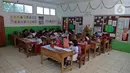 Siswa-siswi mengikuti pelajaran di SDN Cikoneng, Cisarua, Kabupaten Bogor, Selasa (30/3/2021). Kegiatan belajar mengajar (KBM) secara tatap muka dipilih karena tak ada pengawasan saat belajar dengan sistem daring lantaran orang tua mereka bekerja sebagai pemetik teh. (Liputan6.com/Herman Zakharia)