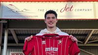 Elkan Baggot berpose dengan jersey klub barunya, Cheltenham Town. (Cheltenham Town)