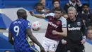 <p>Penyerang Chelsea, Romelu Lukaku berebut bola dengan pemain West Ham, Aaron Cresswell selama pertandingan lanjutan Liga Inggris di Stamford Bridge di London, Minggu (24/4/2022). Chelsea memenangkan pertandingan atas West Ham 1-0. (AP Photo/Alastair Grant)</p>