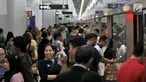 Kepadatan warga saat mengikuti uji coba publik MRT di Stasiun Bundaran HI, Jakarta, Minggu (17/3). Akibat tingginya antusiasme warga, PT MRT menambah kuota penumpang dari 28.800 orang per hari menjadi 50 ribu orang per hari. (merdeka.com/Iqbal S Nugroho)