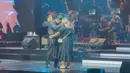 Tak sampai di situ saja, Carlo Saba pun memperlakukan wanita tersebut layaknya sang kekasih. Ia pun mengadukan kepalanya hingga memberikan ciuman di pipi sang wanita. (Foto: Instagram/@hedi_yunus)