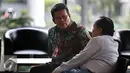 Kajati Sumatera Barat, Widodo Supriadi berbincang saat menunggu pemeriksaan penyidik KPK, Jakarta, Rabu (2/11). Widodo dimintai keterangan berkaitan kasus suap perkara penjualan gula tanpa SNI di Pengadilan Negeri Padang. (Liputan6.com/Johan Tallo)