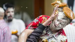 Peserta saat mengikuti perang kue pie di Berlin, Jerman, 19 Juni 2015. Acara ini diselenggarakan oleh sebuah bioskop di Jerman. (REUTERS/Hannibal Hanschke)