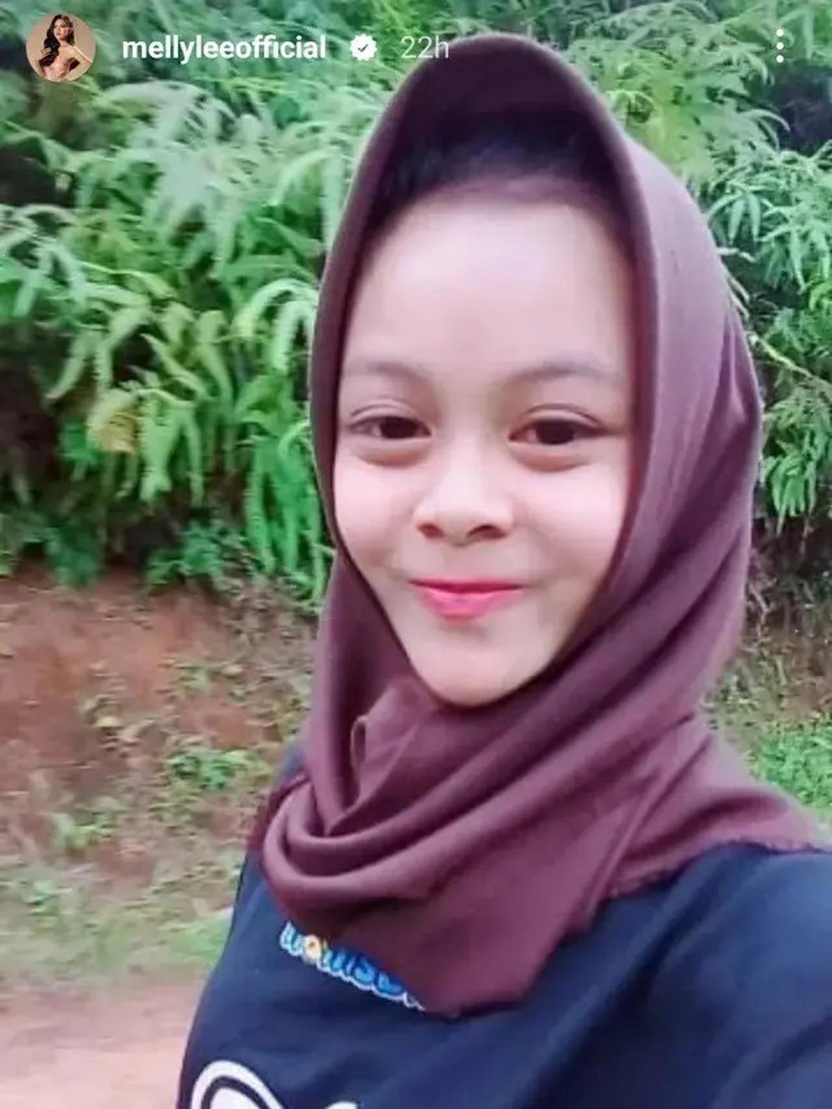 7 Potret Melly Lee Umroh Tampil Berhijab Mirip Masa SMP, Tak Pakai Makeup