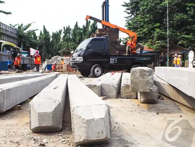 Pekerja sedang menyelesaikan pembuatan pondasi di Terminal Bis Rawamangun, Jakarta, Rabu (20/8/2014) (Liputan6.com/Faizal Fanani)