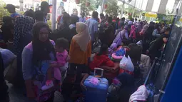 Calon pemudik menunggu di Stasiun Senen, Jakarta, Jumat (8/6). Pada H-7 lebaran, jumlah penumpang masih di bawah jumlah penumpang kereta api tahun lalu untuk periode yang sama. (Merdeka.com/Imam Buhori)