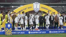 Skuad Timnas Indonesia U-23 menerima medali peringkat kedua pada Piala AFF U-23 2025, di Stadion Utama Gelora Bung Karno, Selasa (29/7/2025). Skuad Garuda Muda kalah dari Vietnam di laga final. (Bola.com/Muhammad Iqbal Ichsan)