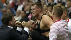 Pemain Polandia, Damian Szymanski (tengah) berselebrasi usai mencetak gol ke gawang Inggris pada pertandingan kualifikasi grup I Piala Dunia 2022 di stadion Narodowy di Warsawa, Kamis (9/9/2021). Inggris bermain imbang dengan Polandia 1-1. (AP Photo/Czarek Sokolowski)